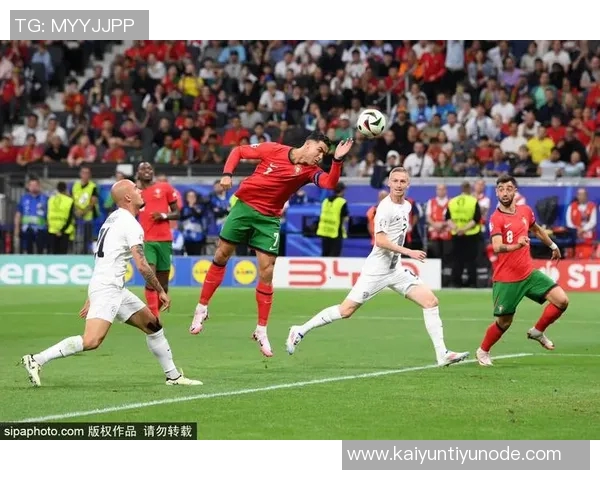 C罗单刀挑射被扑裁判判越位引发争议球迷热议比赛判罚