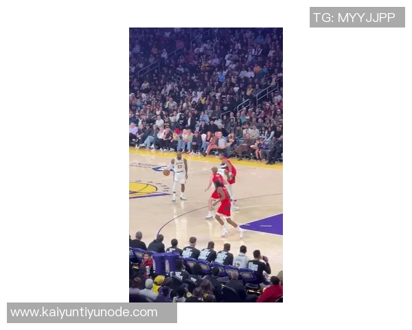 詹姆斯替补席上显不满情绪频频起身运球引发关注